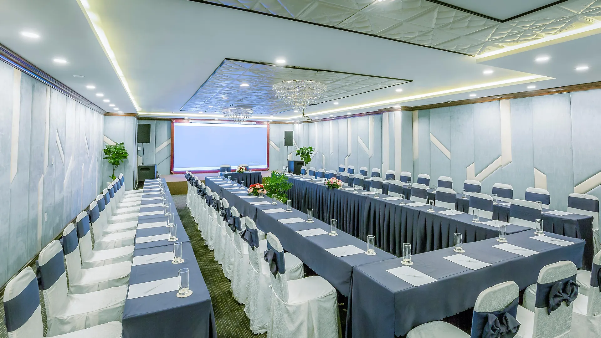 Happy Life Grand Hotel & Rooftop Skybar Ho Chi Minh City