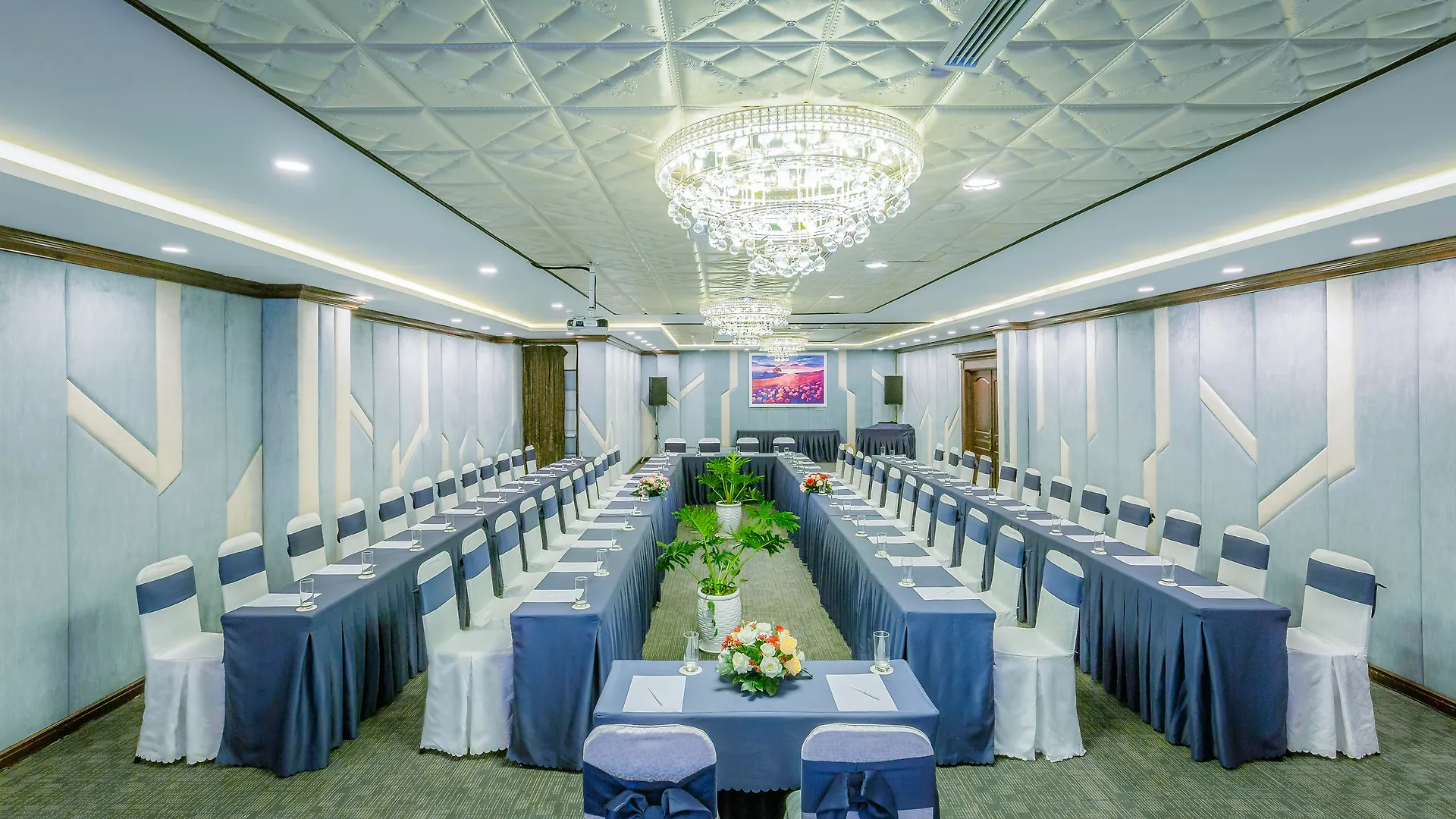 Happy Life Grand Hotel & Rooftop Skybar Ho Chi Minh City