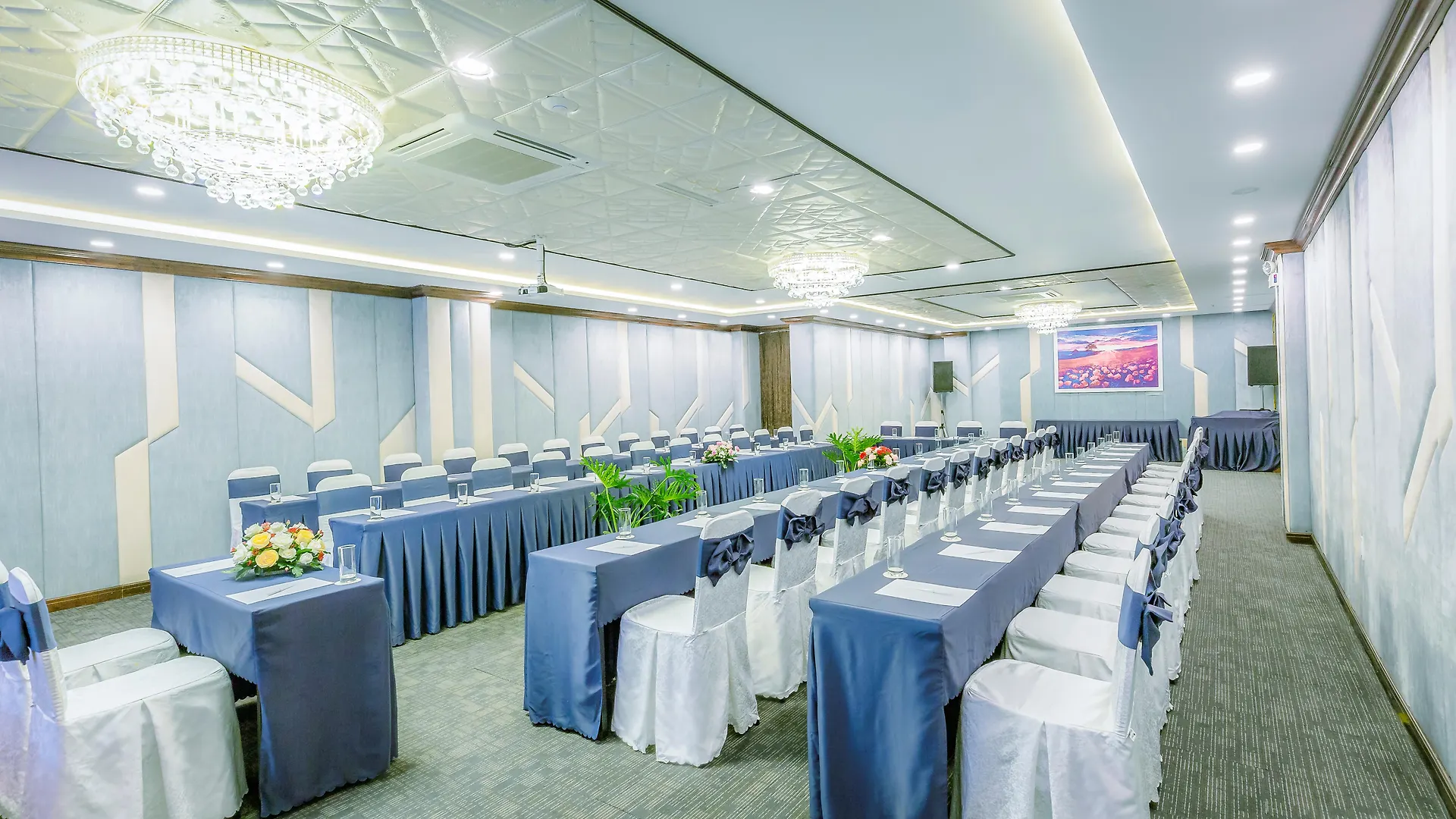 Happy Life Grand Hotel & Rooftop Skybar Ho Chi Minh City