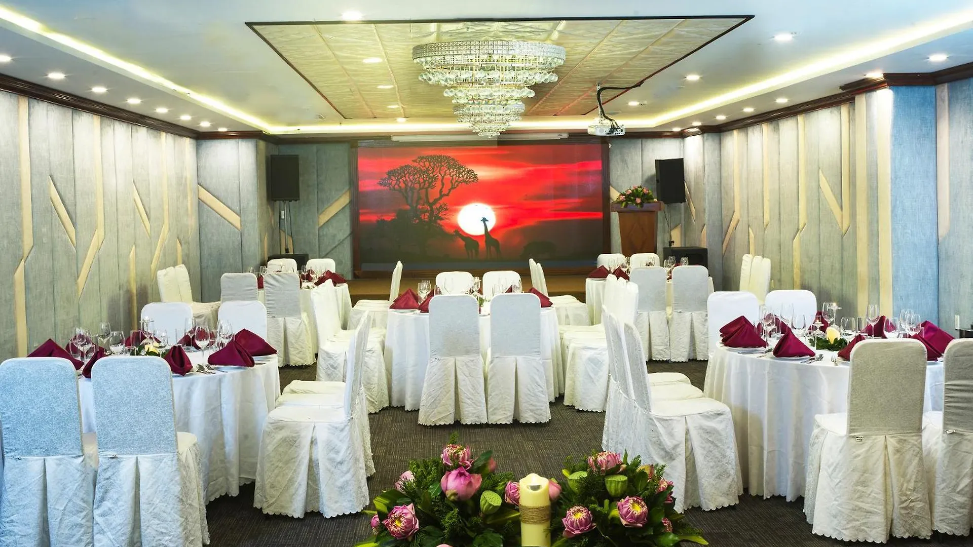 Happy Life Grand Hotel & Rooftop Skybar Ho Chi Minh City