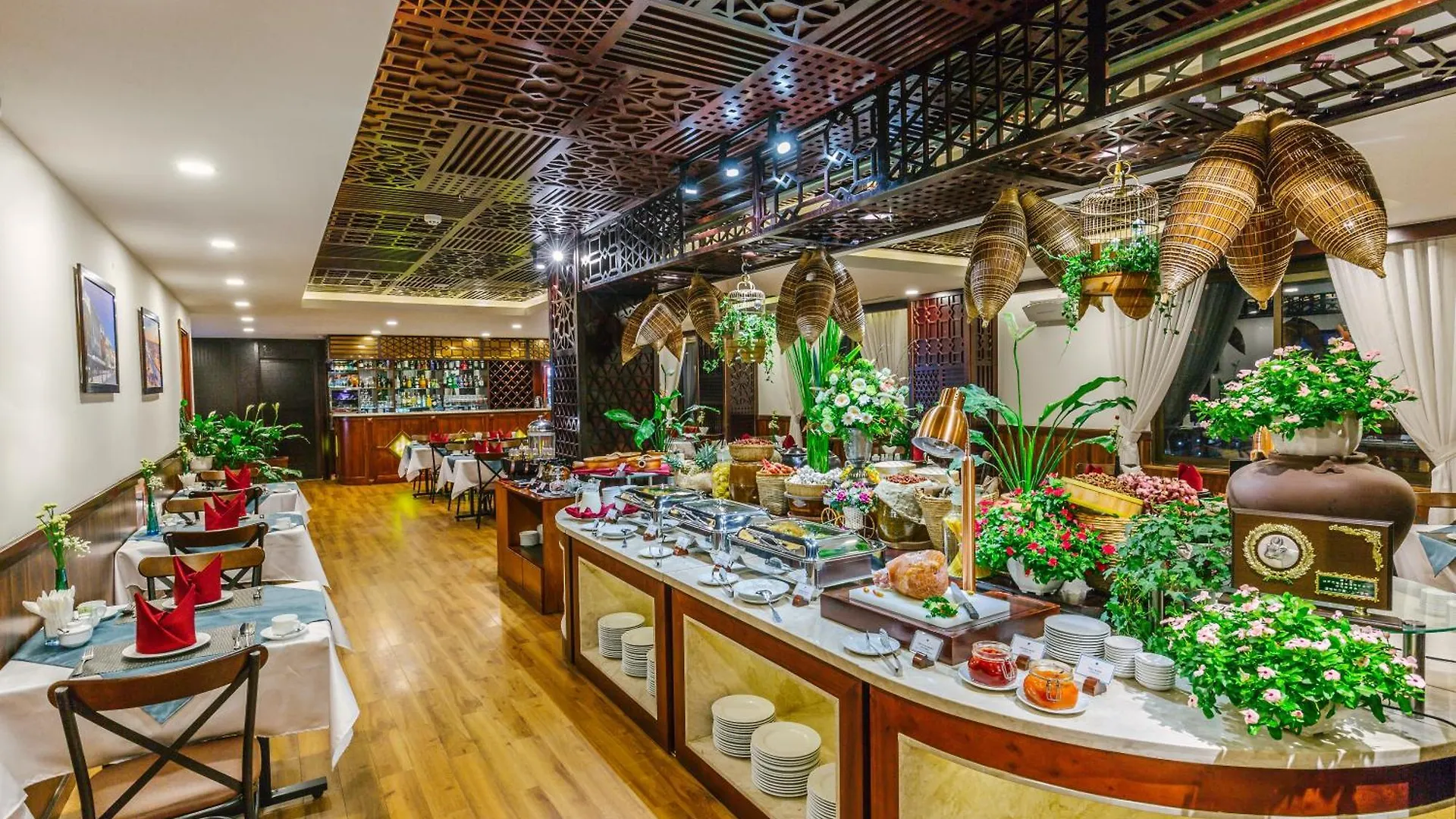 Happy Life Grand Hotel & Rooftop Skybar Ho Chi Minh City